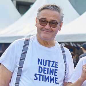 Studienleiter Nils Bunjes mit Sonnenbrille und in „Nutze Deine Stimme“-Shirt