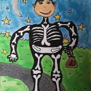 Junge im Halloween-Kostüm, Gruselkürbisse und ein Himmel voller gelber Sterne