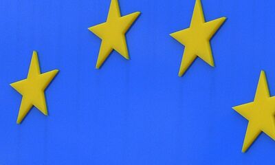 Vier gelbe Sterne auf blauem Untergrund