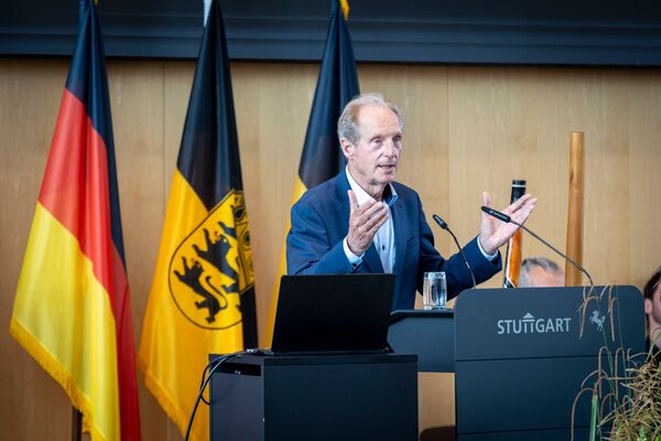 Dr. Wolfgang Schuster spricht lebhaft am Rednerpult vor den Gästen