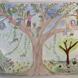 Kinder sitzen auf grünendem Baum, unter ihnen zerstörte Panzer und Waffen sowie bunte Blumen