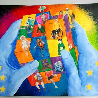 Riesige blaue Hände spielen mit einem Rubik's Cube, in dessen Würfeln verschiedene Menschen sitzen