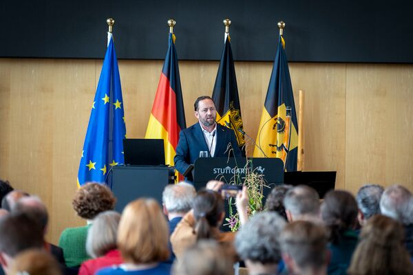 Florian Hassler spricht vor dem Publikum der Jubiläumsfeier