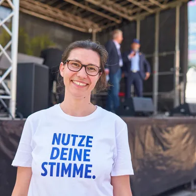 Patricia Krolik im weißen T-Shirt mir Aufschrift „Nutze deine Stimme“