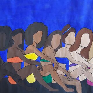 Junge Frauen unterschiedlicher Hautfarben sitzen vor blauem Hintergrund, ihre Bikinis bilden einen Regenbogen